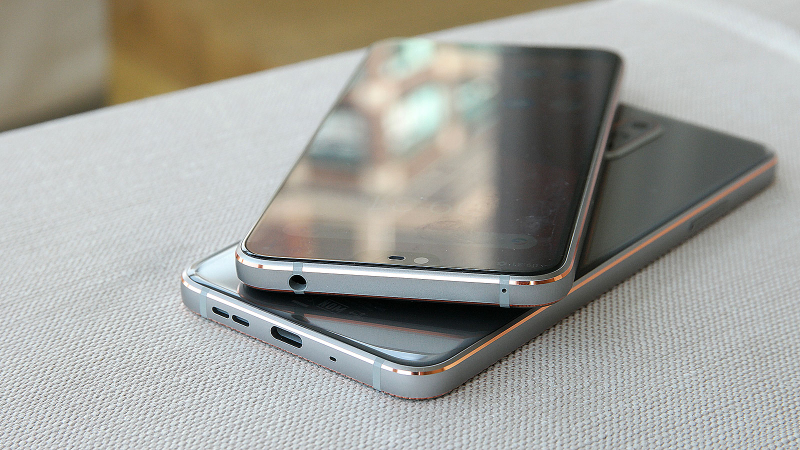USB-C on the bottom, and a headphone jack on top. Nice.